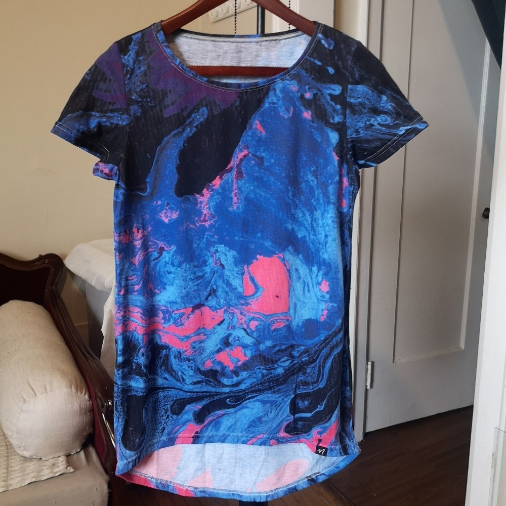 3/$20 Nuvango hip length short-sleeve top